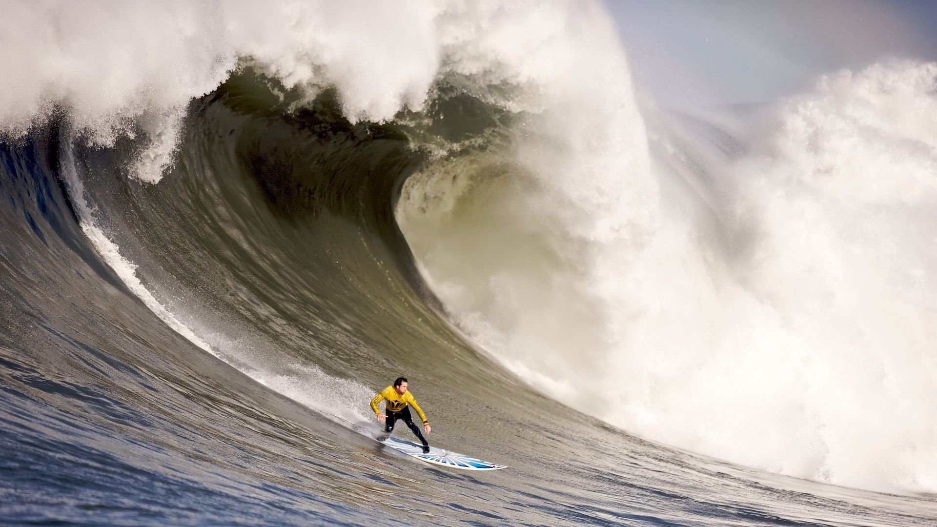 足球球员动态表现追踪系统精准升级，足球球星专属动作